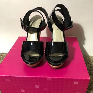 NWT SHOEDAZZLE WEDGES
